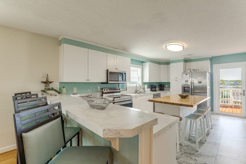 Walk to Garden City Pier & Beach! Group Getaway Apartment in Garden City