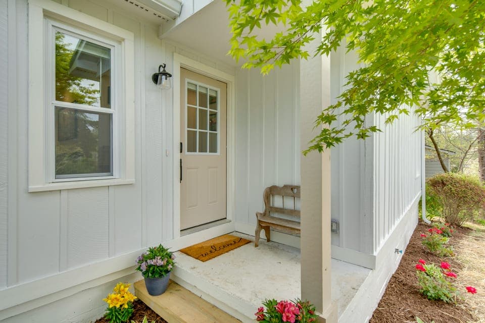 Walk to Osceola Lake! Family-Friendly Home House in Flat Rock