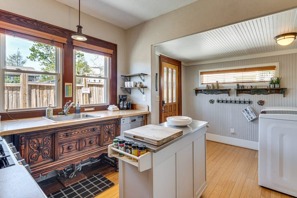 ‘Georgia Belle’ Near Asheville: Mtn Views & Porch House in Weaverville
