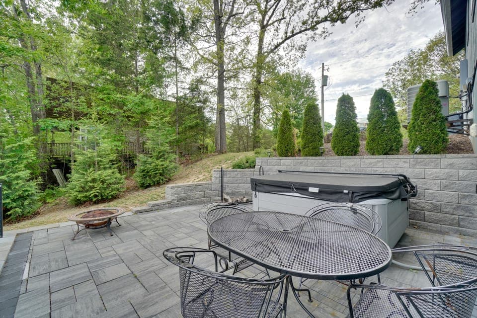 Hot Tub & View! 'Lakehouse Lookout' Byrdstown Home House in Tennessee