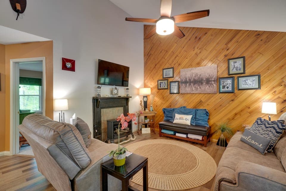 Dale Hollow Hideaway! Cabin w/ Hot Tub House in Tennessee