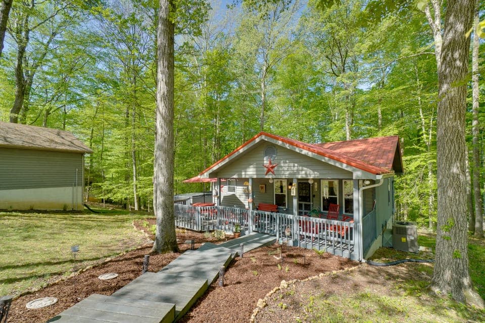Dale Hollow Hideaway! Cabin w/ Hot Tub House in Tennessee