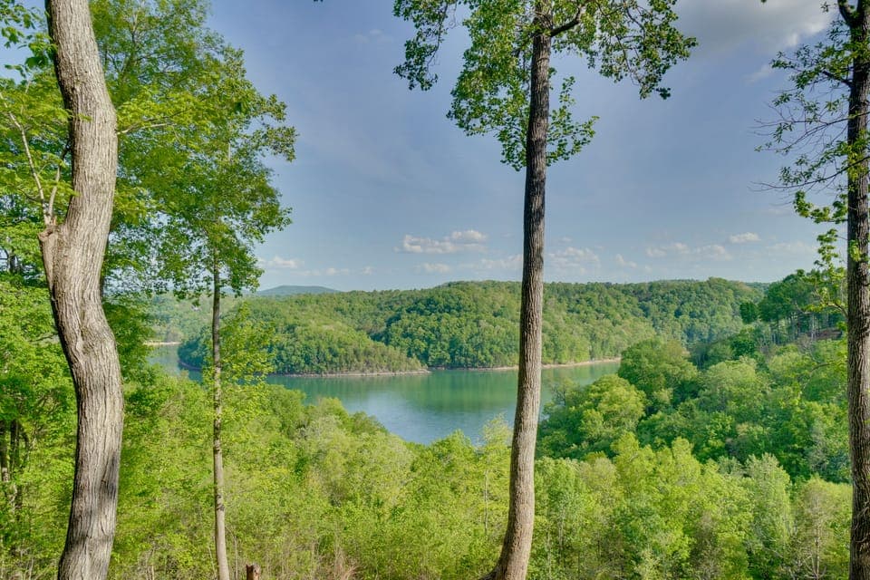 Hot Tub & Games! 'The Retreat' on Dale Hollow Lake House in Tennessee