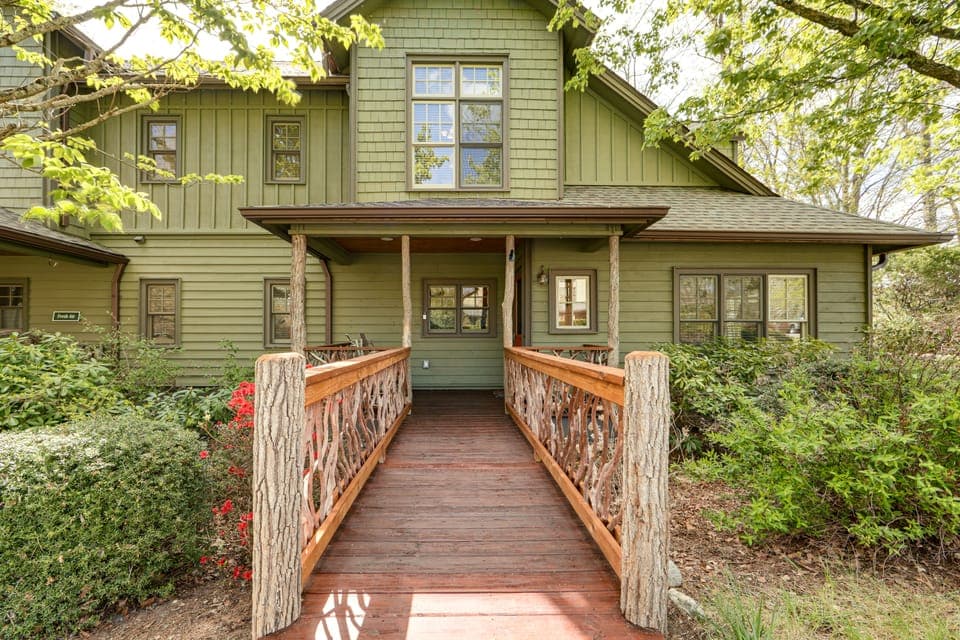 Close to Lake Glenville & Golf! Mtn-View Retreat Apartment in Lake Glenville