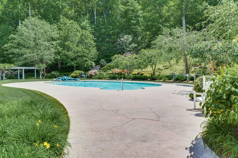 Close to Lake Glenville & Golf! Mtn-View Retreat Apartment in Lake Glenville