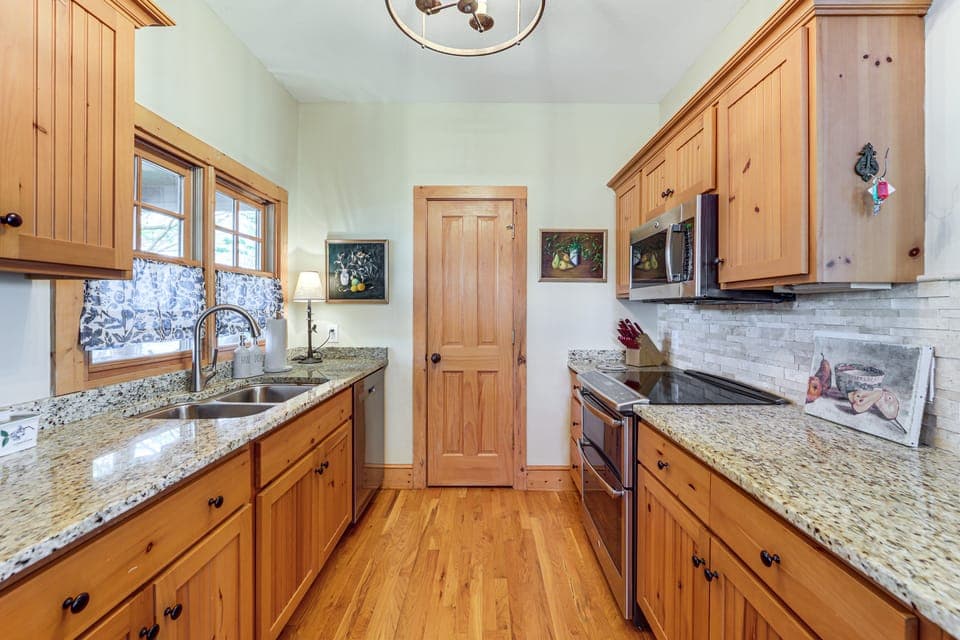 Close to Lake Glenville & Golf! Mtn-View Retreat Apartment in Lake Glenville