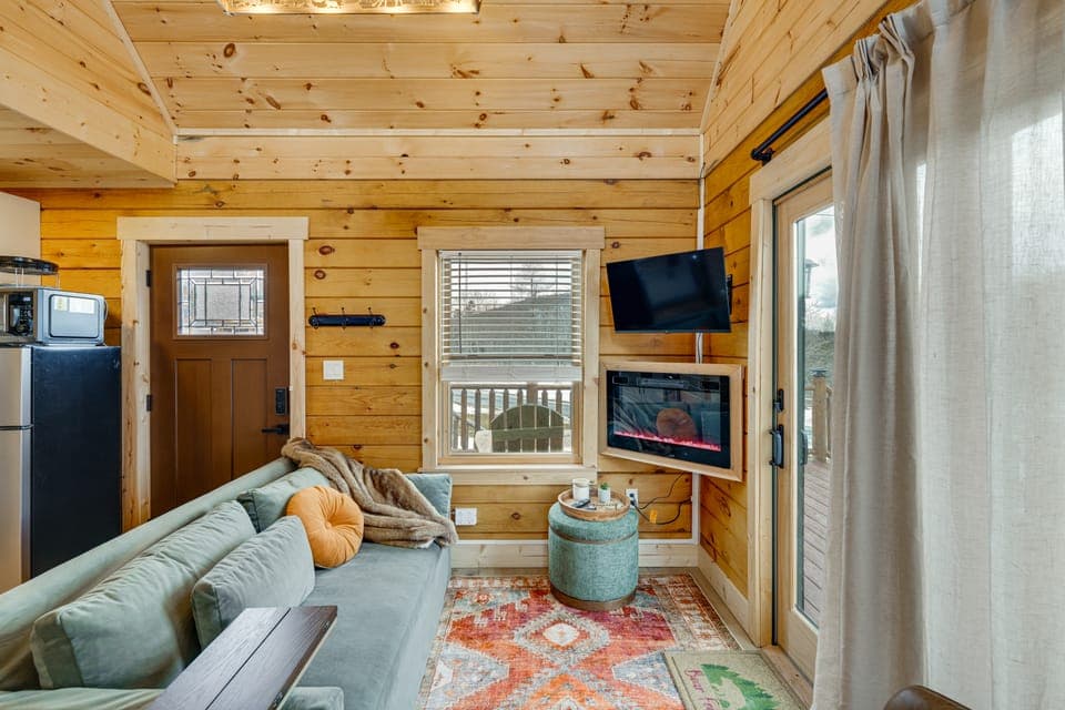 Handcrafted Appalachian Log Cabin, Near Dtwn Boone House in Brushy Fork