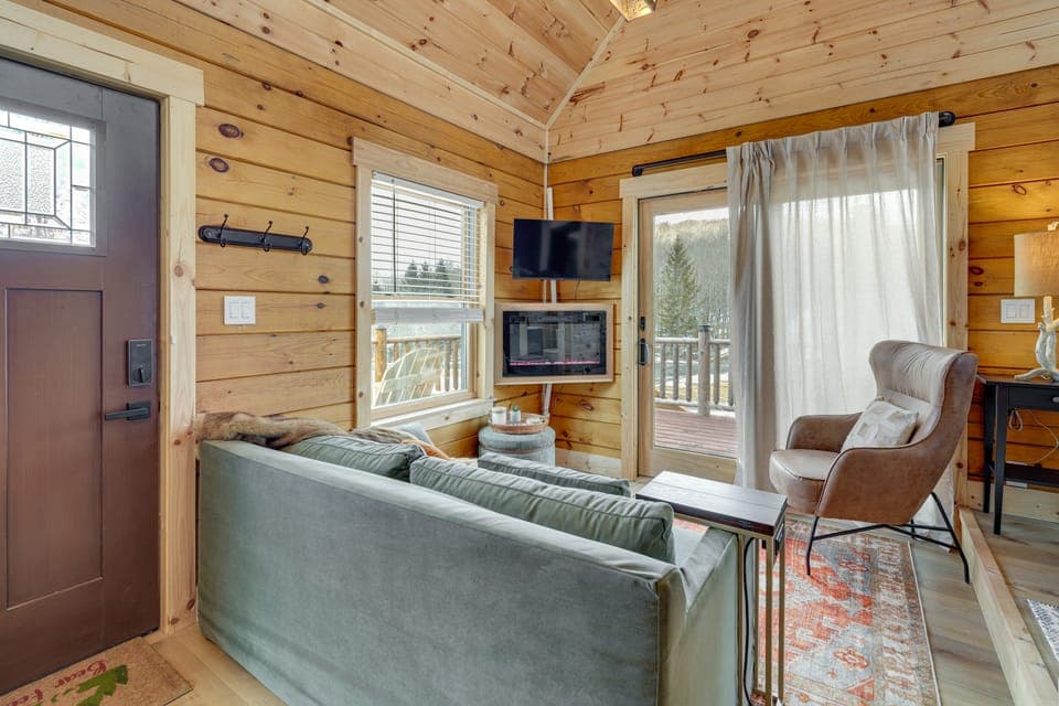 Handcrafted Appalachian Log Cabin, Near Dtwn Boone House in Brushy Fork