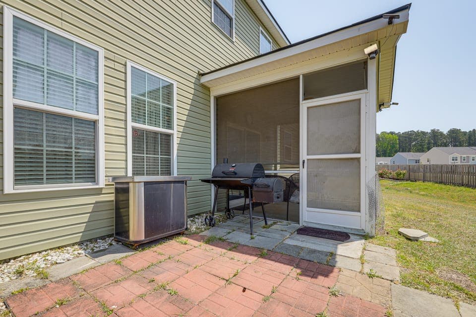 Lakes, Gardens & More! Getaway in Moncks Corner House in South Carolina