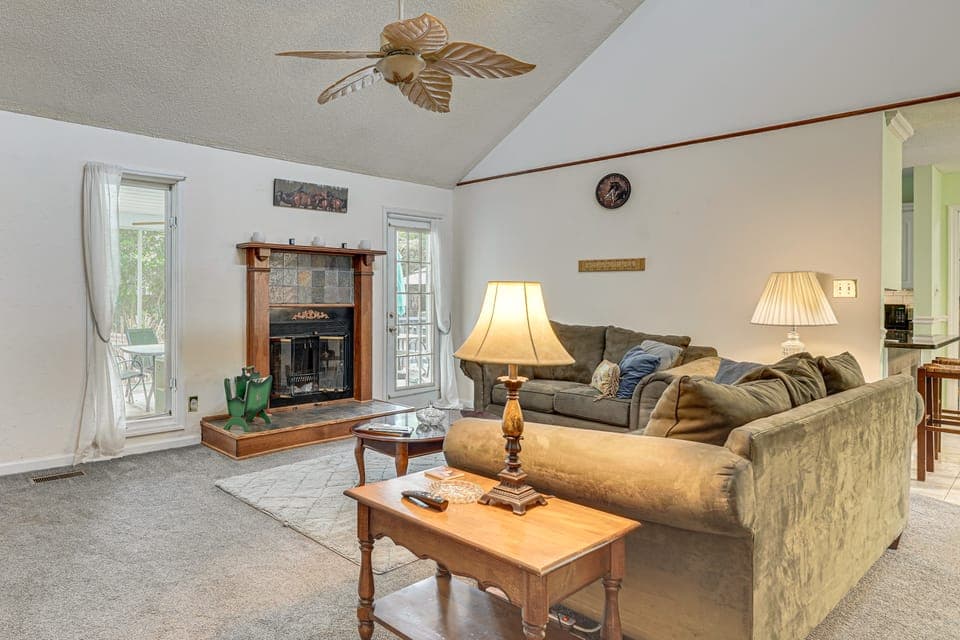 Screened Porch, Private Pool! Family Home in Aiken House in Aiken