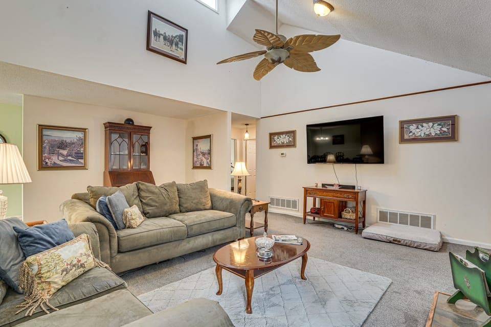 Screened Porch, Private Pool! Family Home in Aiken House in Aiken