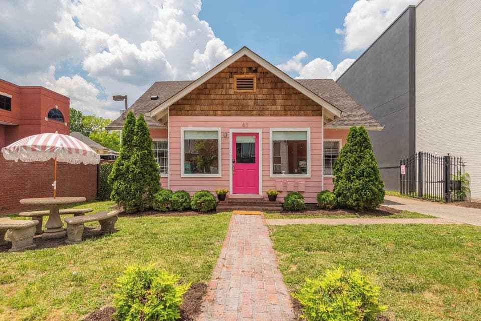 Incredible location! Hang out in the front yard and wave at the tour buses and pedal taverns as they pass by.  Keep an eye out for famous musicians and songwriters coming in and out of the music labels and recording studios next door!!
