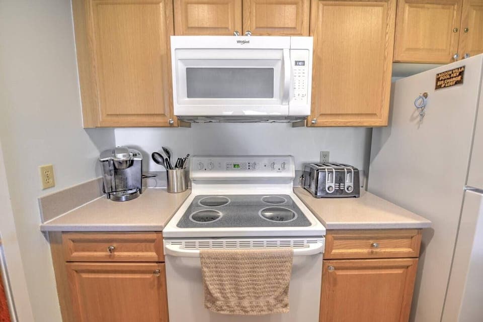 Kitchen, 2 Lagoon Villas, Wild Dunes, Isle of Palms, SC | IOP Escapes
