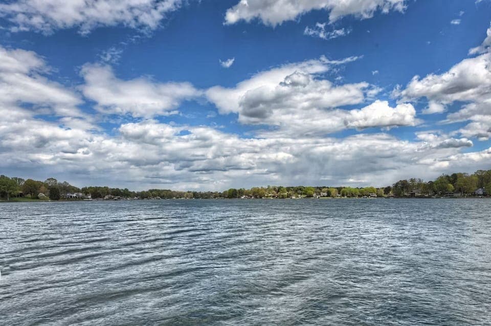Amazing lake views, a perfect retreat for relaxation.