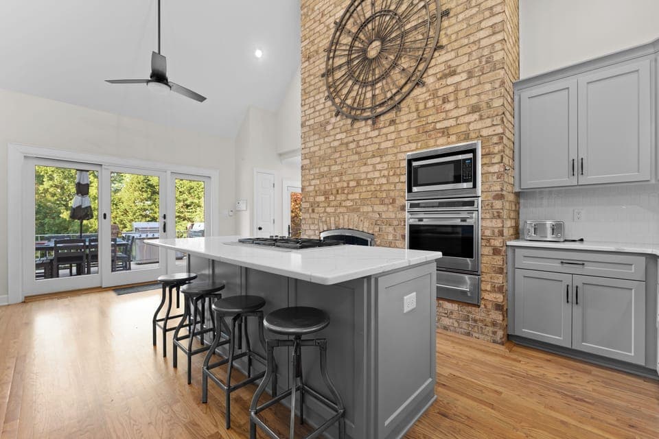 Large fully stocked kitchen with island seating for 4. 