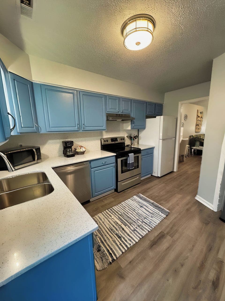 Well equipped kitchen with complimentary coffee bar
