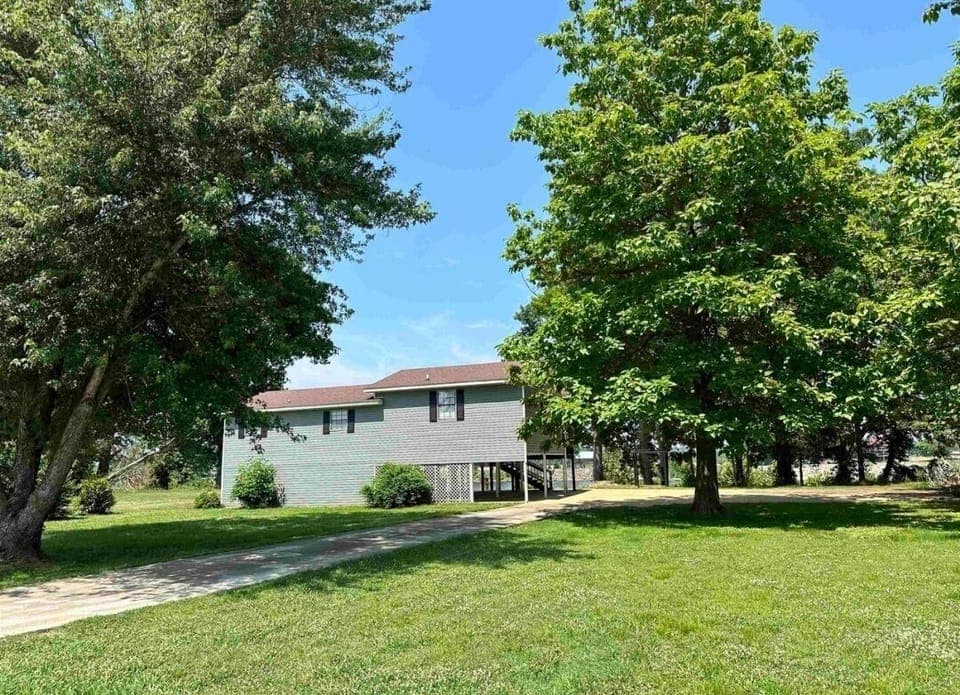 LONG driveway for RVs, boats or multiple cars!