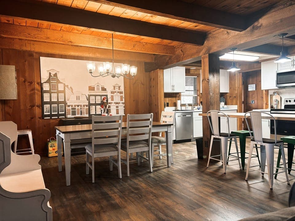 Dining Area & Kitchen