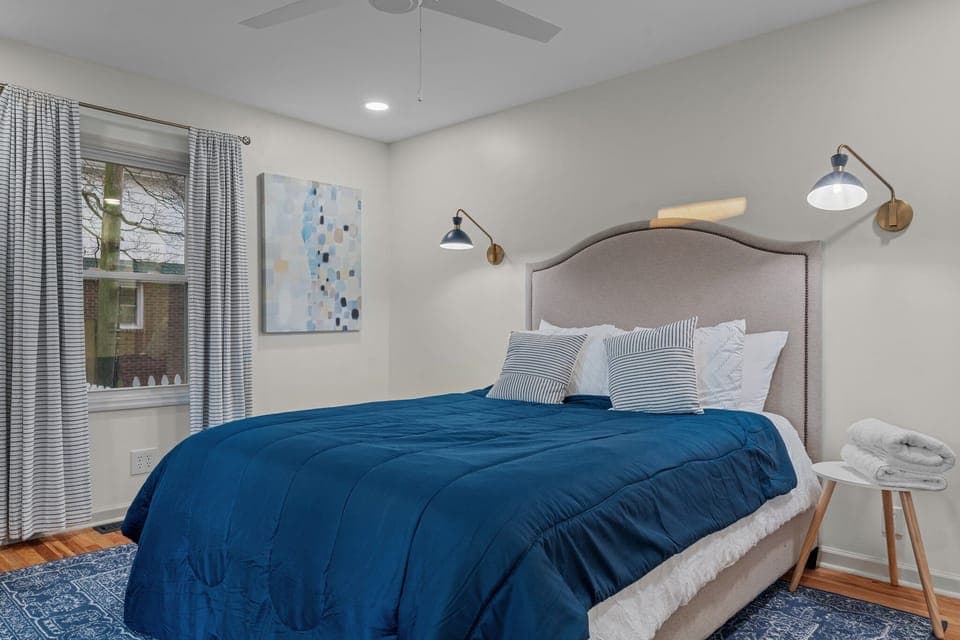 Master Bedroom - Queen Bed