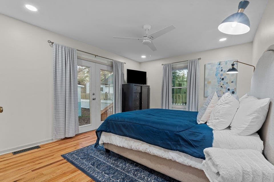 Master Bedroom - Queen Bed