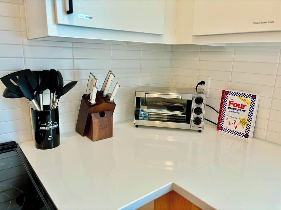 FULLY STOCKED KITCHEN - Modern Nashville Kitchen Fully Stocked with Stainless Steel Appliances, Cookware, and Dining Essentials – Perfect for Guests Looking to Enjoy Home-Cooked Meals. Ideal for Family Gatherings or Group Getaways.