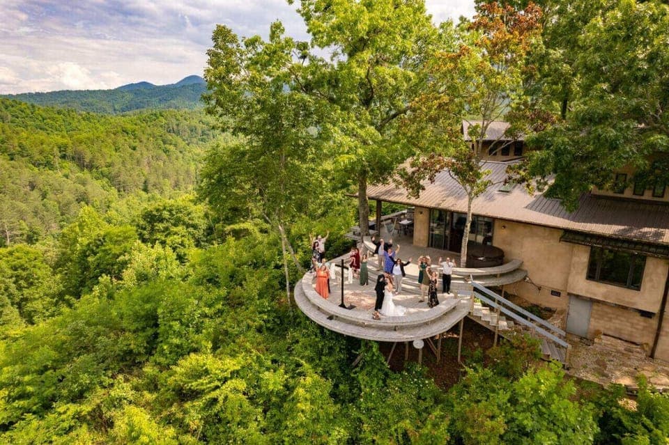 Bring your people to the mountains! 270-degree views
