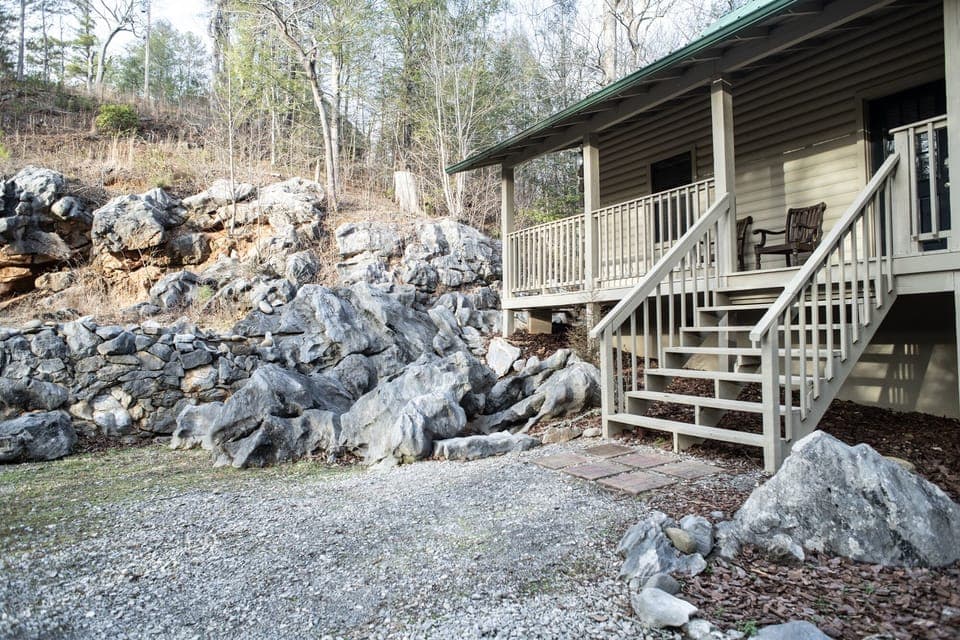 Bear Rock Cabin - unique and cozy and tons of privacy. 