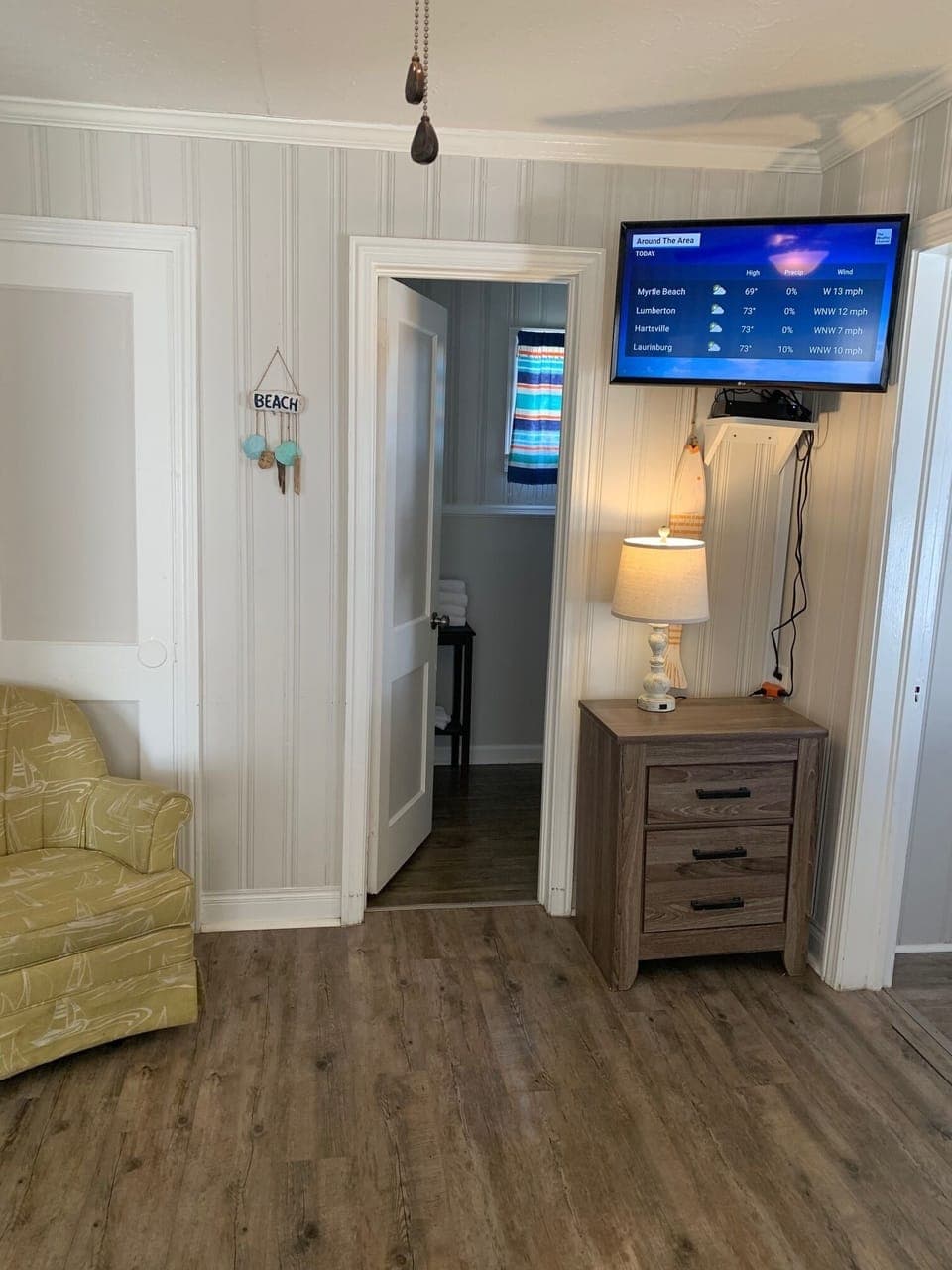 Flip Flop Cottages, 1 Bedroom, 1 Queen and 1 Twin Bed, 1 Bath with Front Porch | Living area | TV