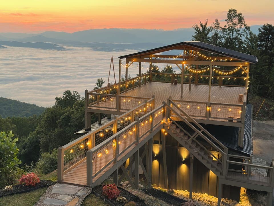 Experience 'INN THE CLOUDS'! Stunning vistas, indoor heated pool with spa, theat