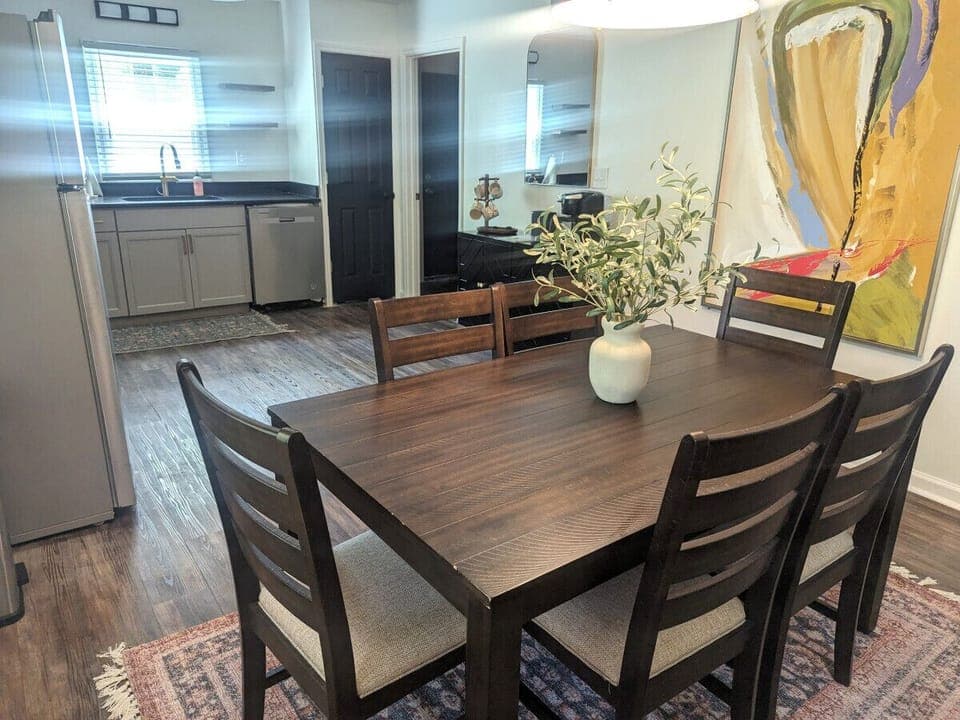 6 person dining area