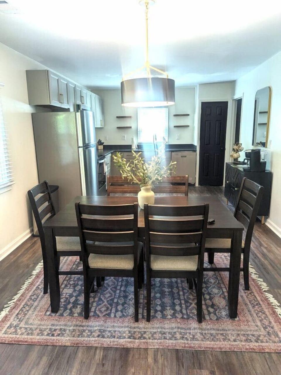 6 person dining area