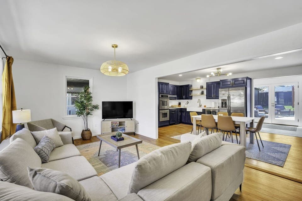 Open floor plan for fam gathering, fully stocked kitchen (spices, coffee/tea)
