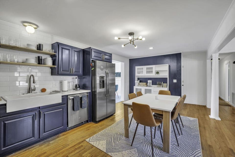 Open floor plan for fam gathering, fully stocked kitchen (spices, coffee/tea)