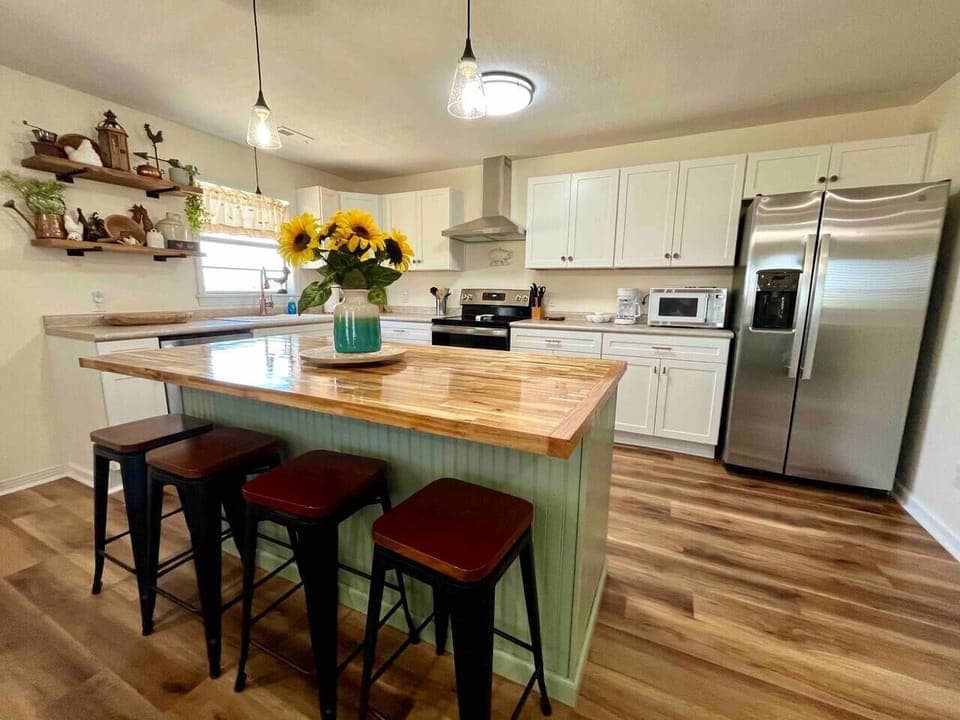 Kitchen with all major appliances