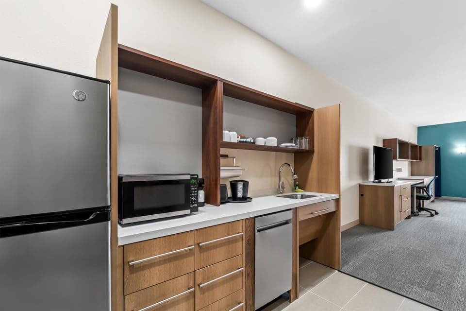 Studio Suite, 1 King Bed, Accessible, Bathtub | Private kitchen