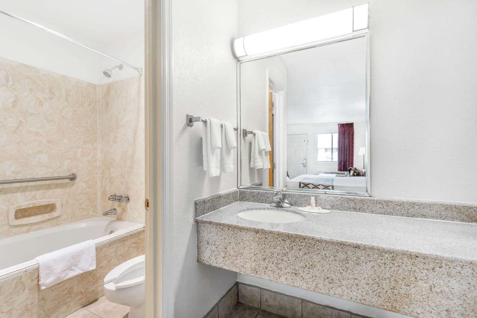 Combined shower/tub, free toiletries, hair dryer, towels