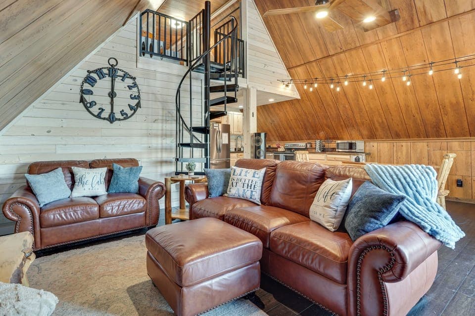 Cabin Interior | Central Air Conditioning & Heating | Main Level