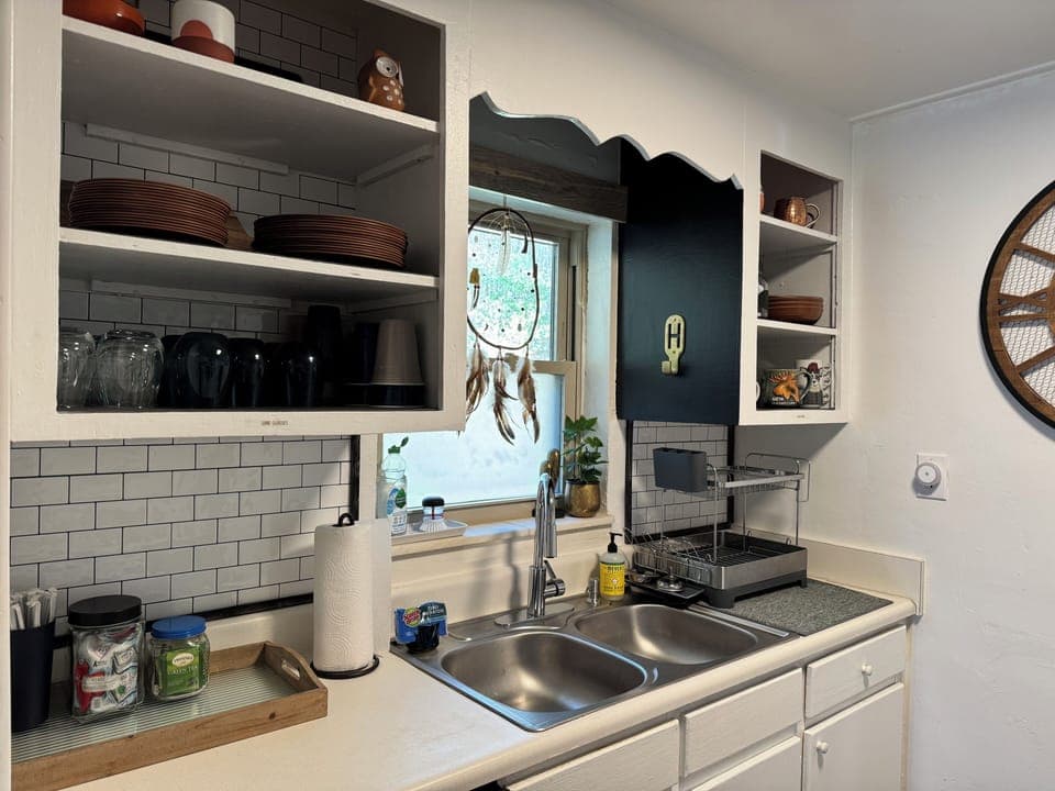 Well equipped kitchen and filtered drinking water and a dishwasher.