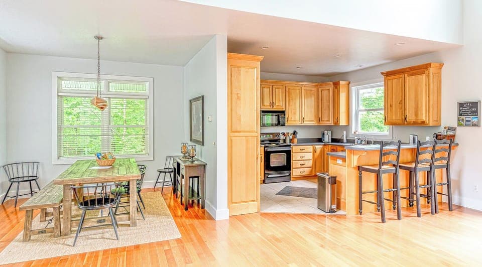 Idle Speed Cabin Rental - Kitchen and dining room