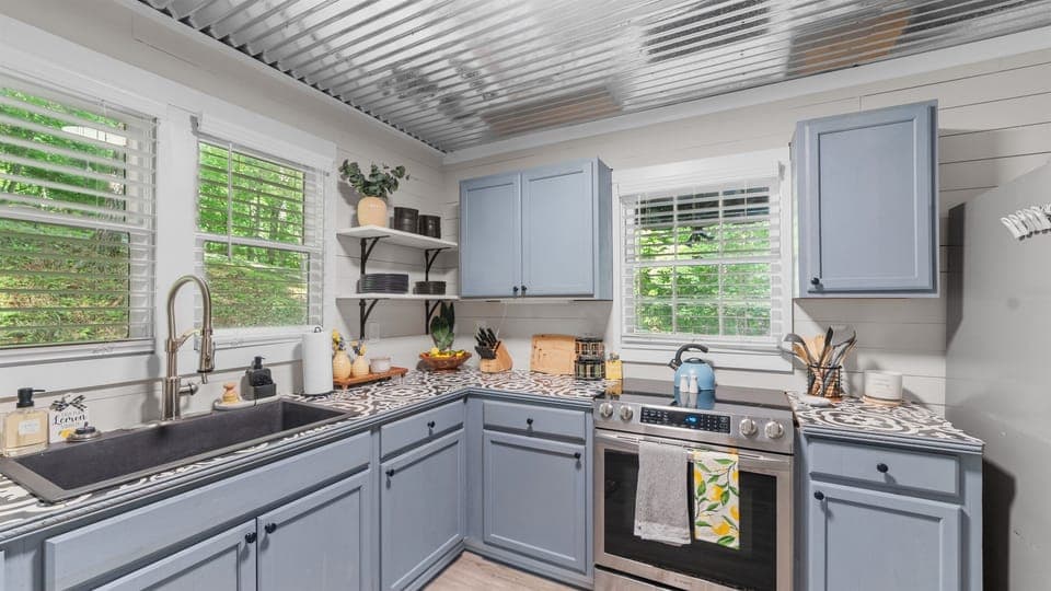 kitchen w/ SS appliances 