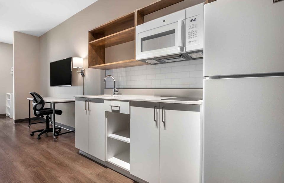 Standard Studio, 1 King Bed, Non Smoking, Refrigerator & Microwave | Private kitchen | Full-size fridge, microwave, stovetop, dishwasher