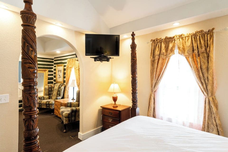 Cabin, 1 Queen Bed, Non Smoking (Overlook) | Free WiFi, bed sheets