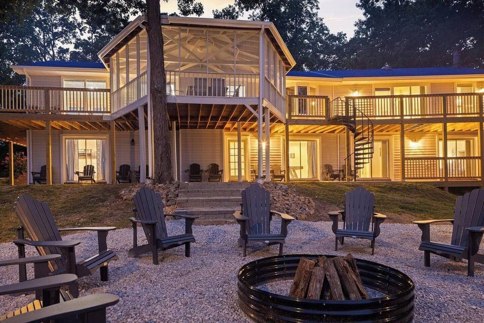 You’ll find the firepit especially safe, set on an isolated promontory with gravel surface