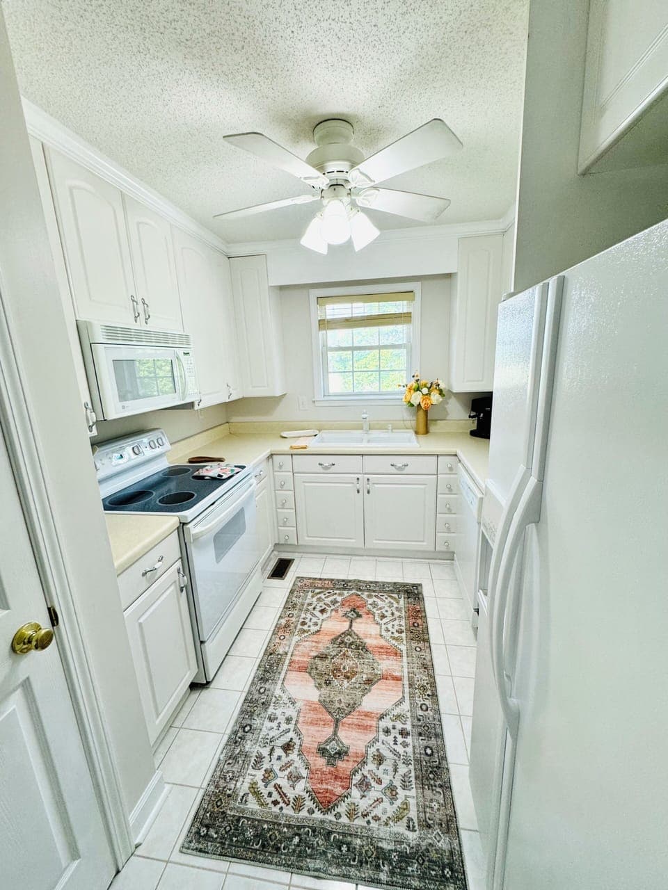 Bright full kitchen with everything needed for easy meals during your stay