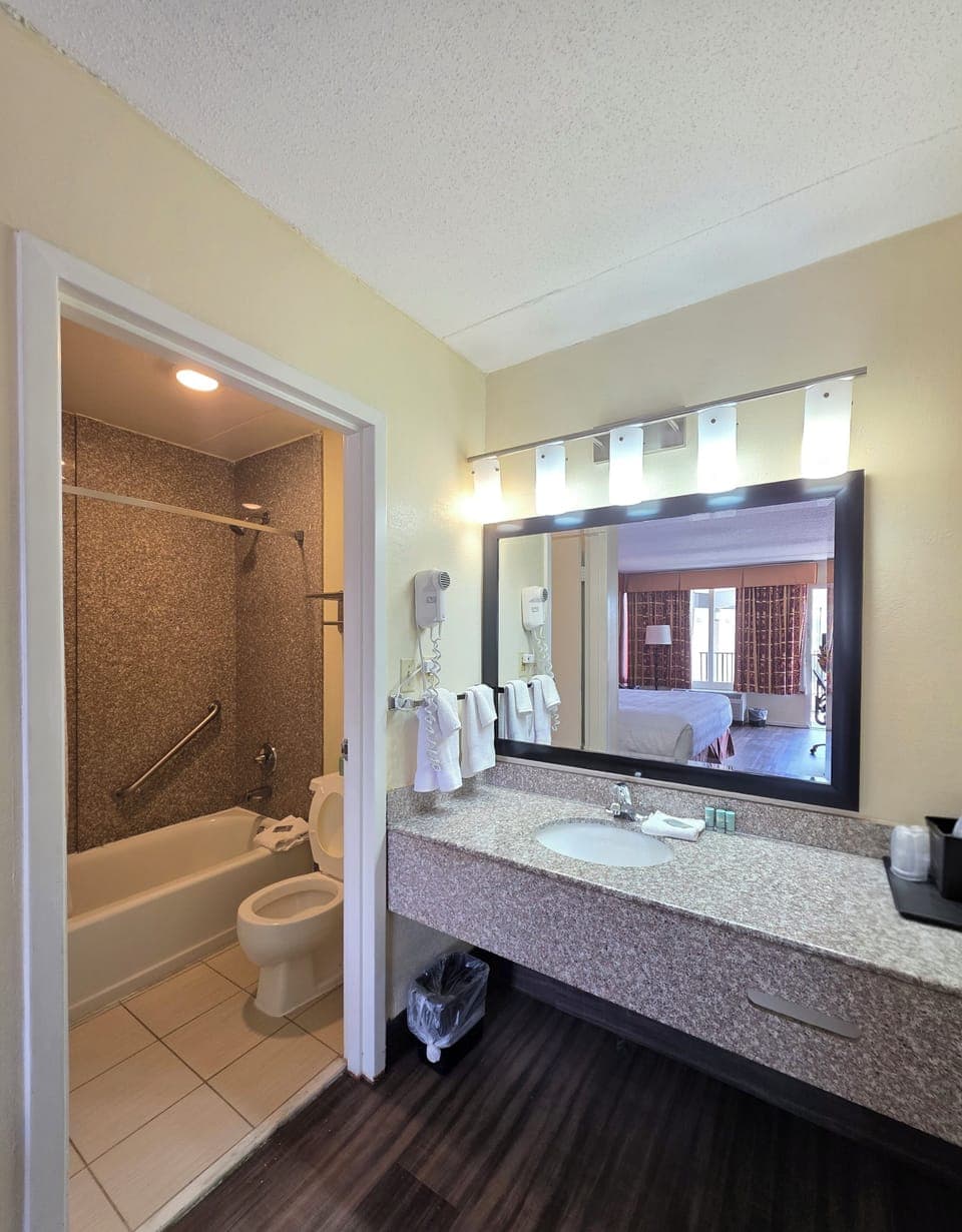 Single Room, 1 King Bed | Bathroom | Combined shower/tub, free toiletries, hair dryer, towels