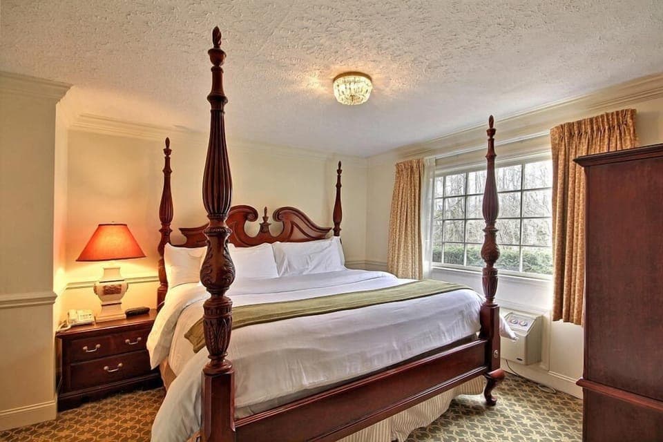 King Fireplace Suite in Highlands Bldg | Free WiFi