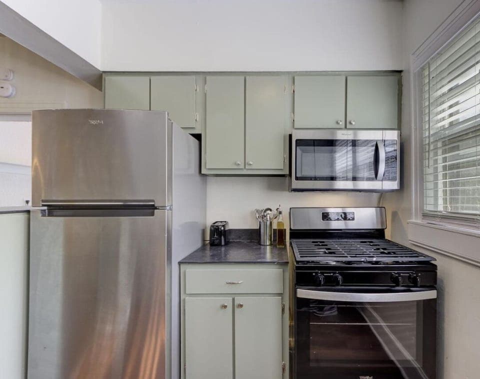 A fully equipped kitchen for all your cooking needs! Enjoy the convenience of modern appliances in a stylish, inviting space.
