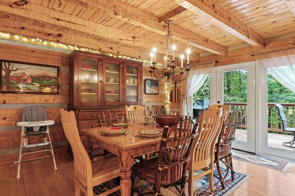 Laurel Log Lodge - Dining table for eight