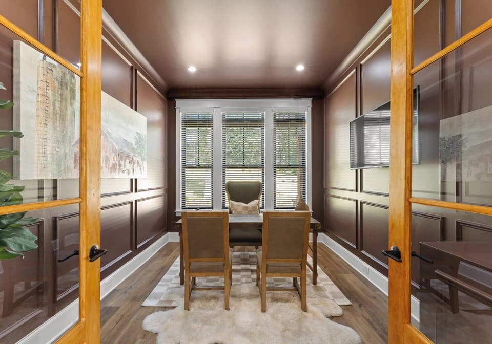 Main level office, for those who have to work while on vacation! 