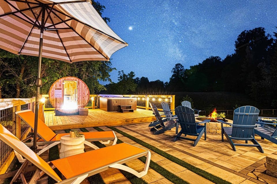 Unwind in the hot tub with strong jets, bright stars, and forest sounds below — pure relaxation awaits you. 